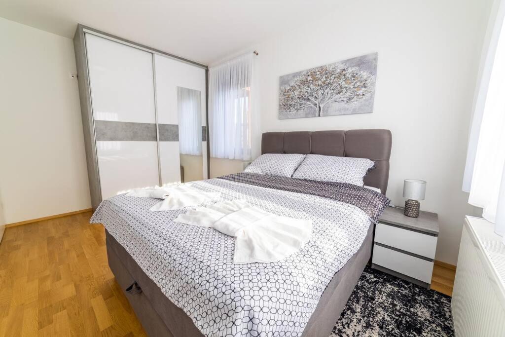 Apartman Lux Self Check-In วิโรวิติซา ภายนอก รูปภาพ