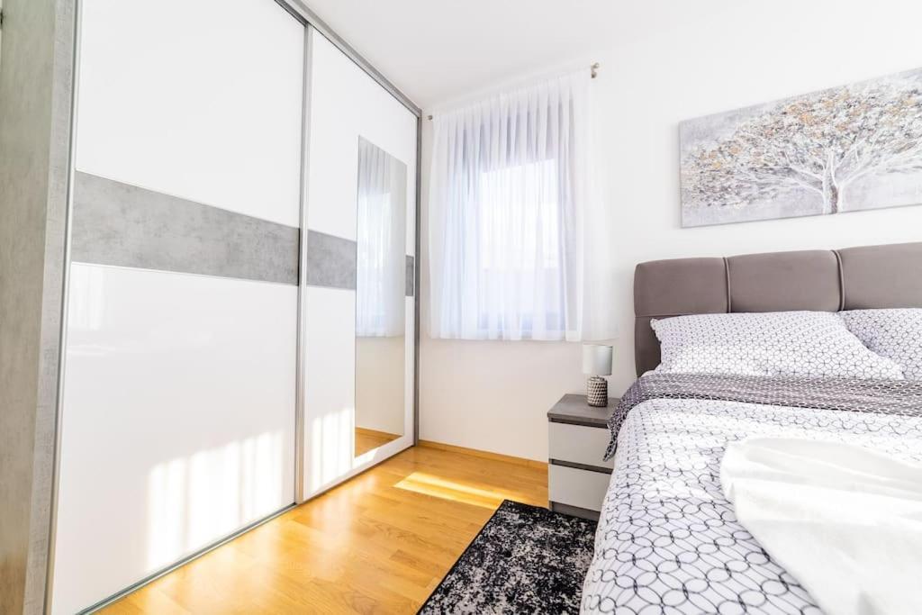 Apartman Lux Self Check-In วิโรวิติซา ภายนอก รูปภาพ