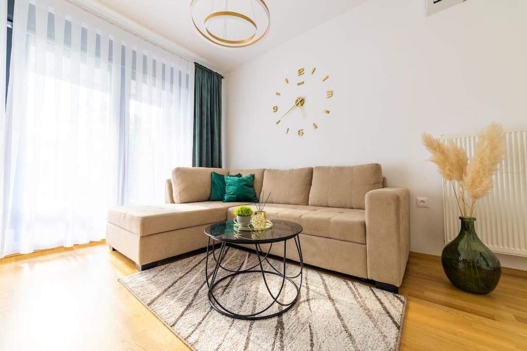 Apartman Lux Self Check-In วิโรวิติซา ภายนอก รูปภาพ