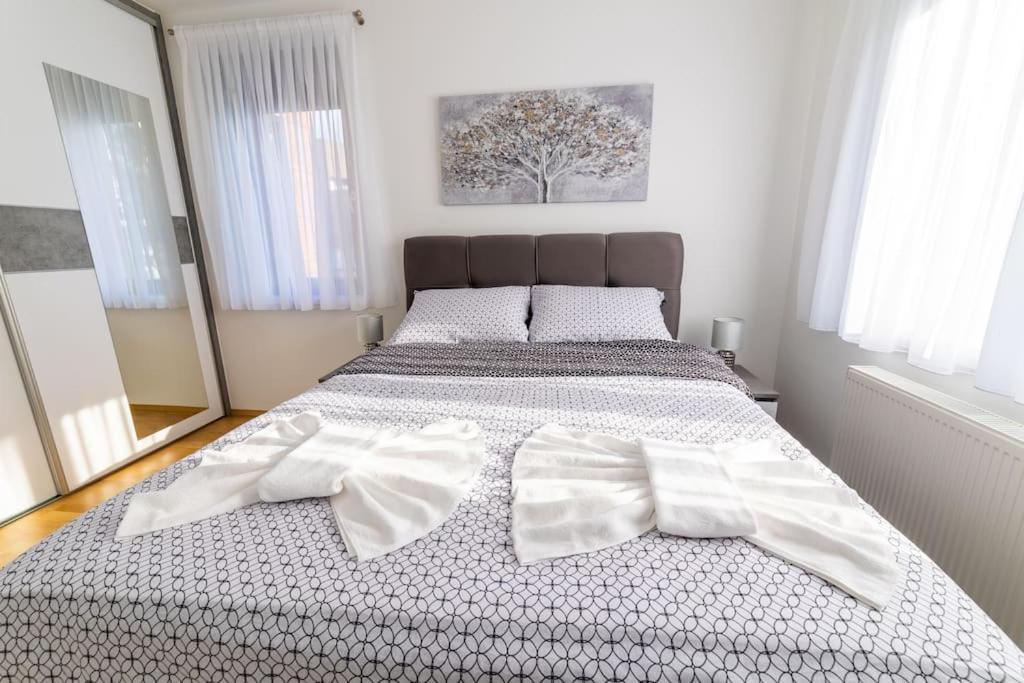 Apartman Lux Self Check-In วิโรวิติซา ภายนอก รูปภาพ