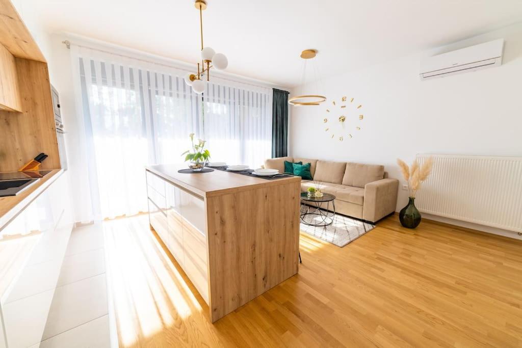 Apartman Lux Self Check-In วิโรวิติซา ภายนอก รูปภาพ