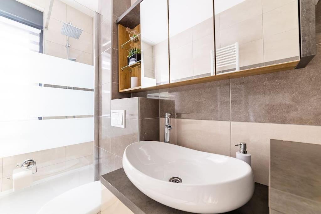 Apartman Lux Self Check-In วิโรวิติซา ภายนอก รูปภาพ
