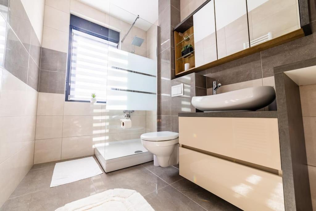 Apartman Lux Self Check-In วิโรวิติซา ภายนอก รูปภาพ